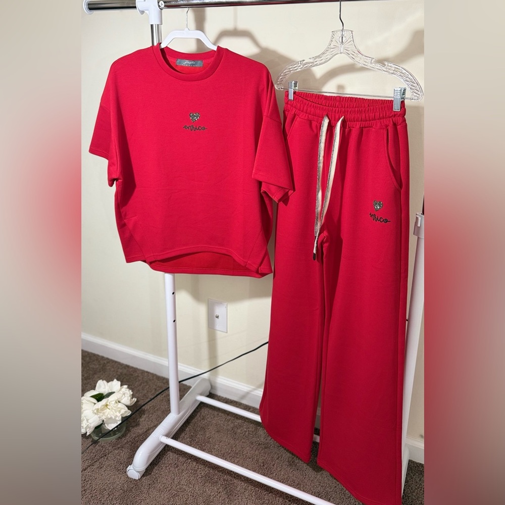 Red Suit - Picture 9 of 11
